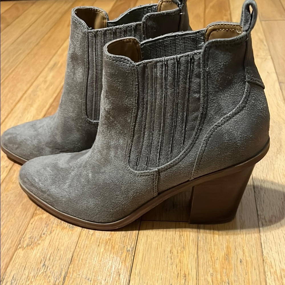 Nine West Mayley Chelsea Gray Suede Ankle Boots Size 9